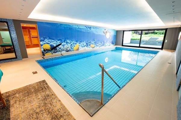 Schwimmbad (Blick zur Sauna)