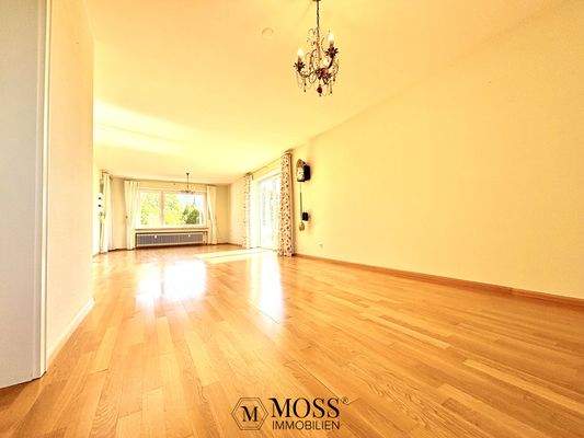 grosses Wohnzimmer mit Buche-Echtholzparkett