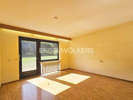 Zimmer mit Zugang zur Terrasse und Garten