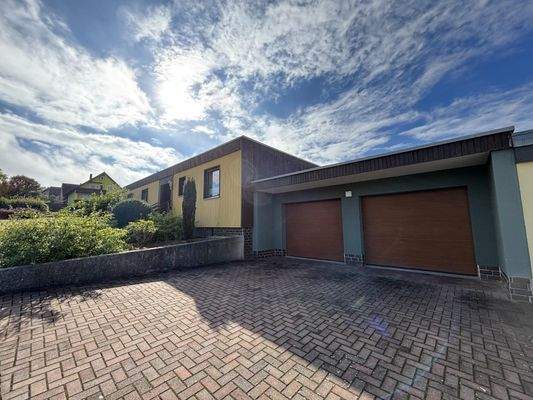 Wohnhaus und Doppelgarage