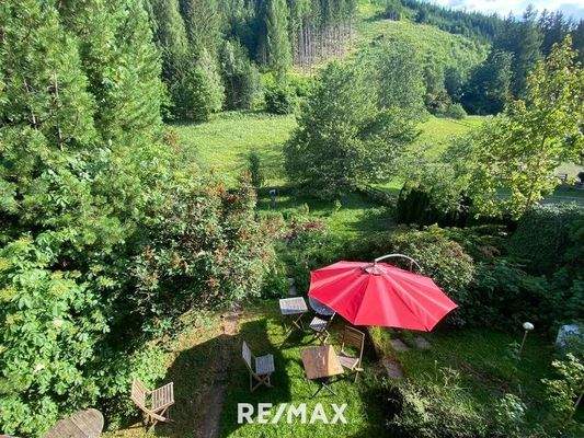 Garten mit Sonnenschirm