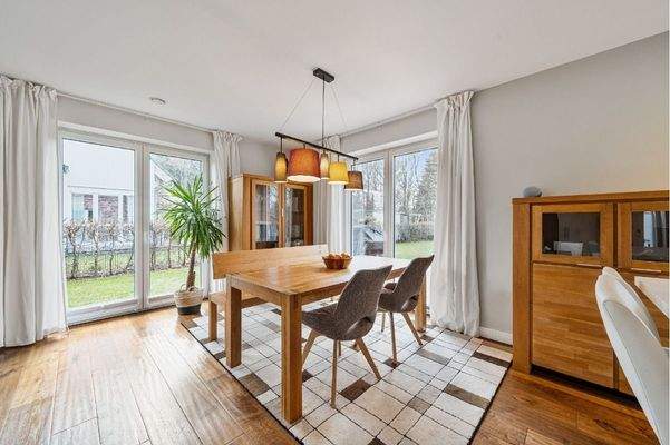 lichtdurchfluteter Essbereich