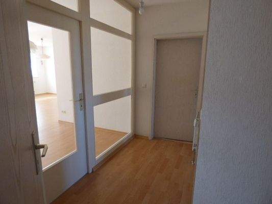 Flur mit Glaselement zum Wohnzimmer 