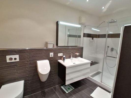 Duschbad/WC mit Bidet und Pissoir