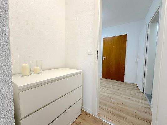 Heller Flur mit Kommode