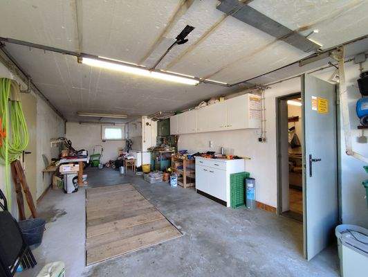 Garage mit Werkstatt und Grube