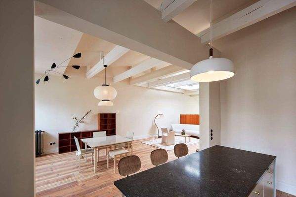 Blick von der Küche in den Wohnbereich