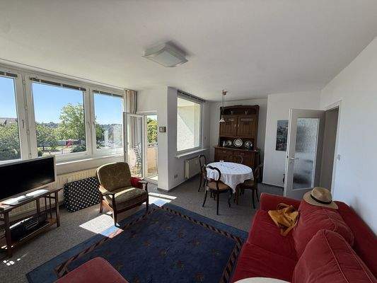 Wohnzimmer mit Ausgang zum Balkon