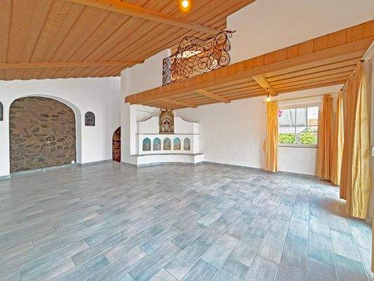 Rückseitiges Haus: Wohnen mit Zugang zum Balkon