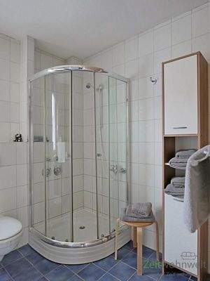 große Dusche im Bad