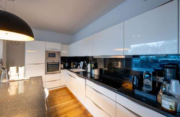 Moderne Einbauküche mit Markengeräten