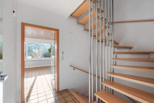 Die zentrale Treppe verbindet alle Etagen miteinander