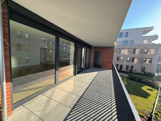 21 m² großer Süd-/Westbalkon mit AbstR. + Elbblick