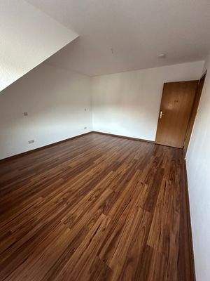 Leerer Raum mit Holzboden