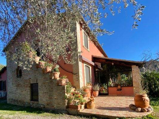 Außentreppe und traditioneller forno