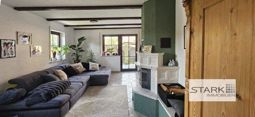 EG Wohnzimmer mit Kamin und Terrasse.jpg