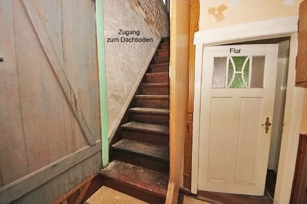Zugang zum Dachboden und Wohnung im OG