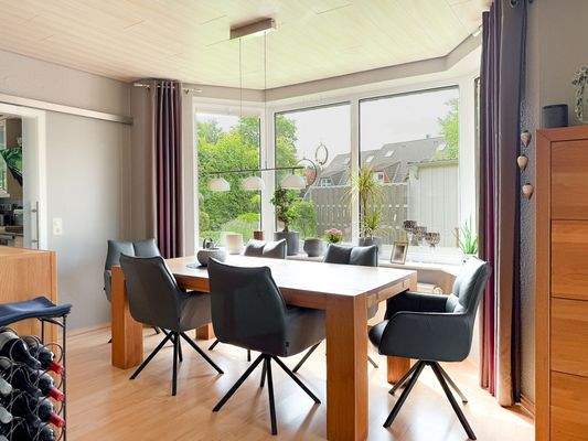 Essbereich im lichtdurchfluteten Erker