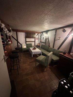 Kellerbar mit Sitzgelegenheiten 