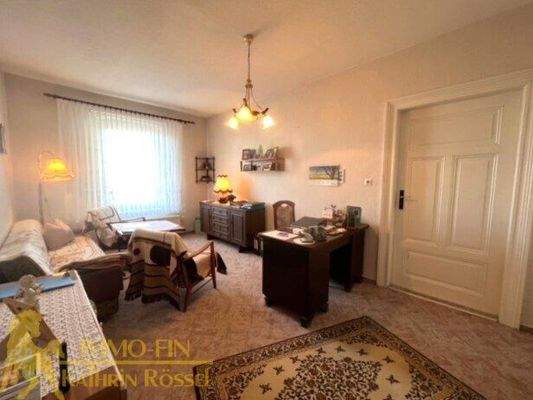 Zimmer zum Hof zeigend im 2. OG links