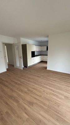 Wohnzimmer mit offener Küche