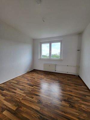 Helles Zimmer mit Parkett