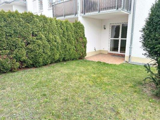 Blick auf Terasse und nutzbare Begrünung