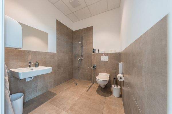 WC mit Dusche (Physiotherapie)