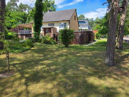 Garten mit Blick aufs Wohnhaus