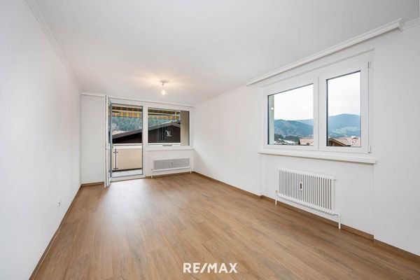 Wohnzimmer mit Balkon