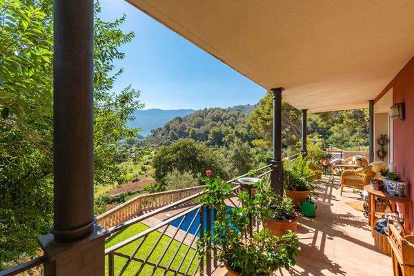 Überdachte Terrasse mit Bergblick