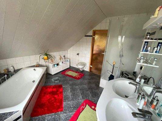 Badezimmer im Obergeschoss