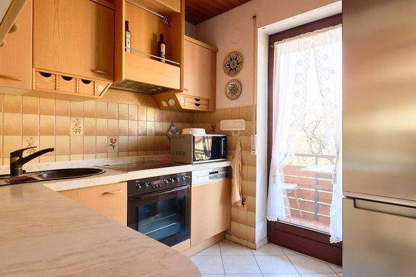 Küche mit Zugang zum Balkon