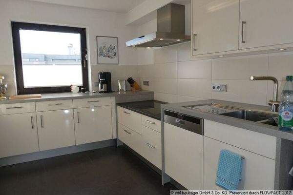 Elegante Küche mit optimaler Herdhöhe