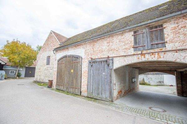 Außenansicht Rückseite Scheune_ Parkplätze