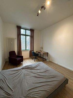 Helles WG-Zimmer mit Bett