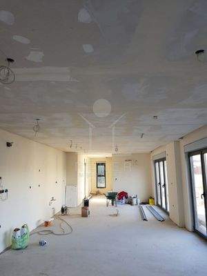 Offener Wohnbereich mit viel Tageslicht