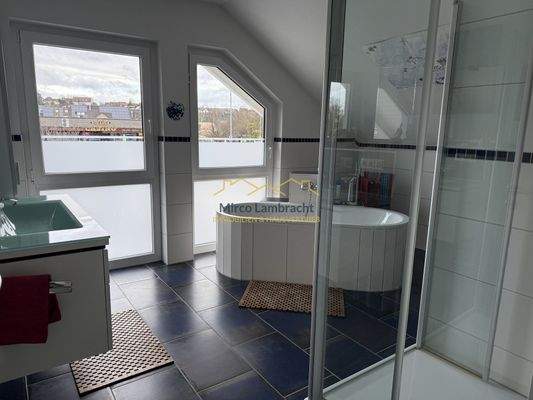 Bad im OG mit Wanne und Dusche