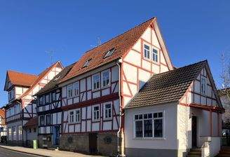 Straßenseite: Haus mit Anbau