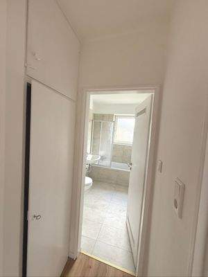 Heller Flur mit Badzugang