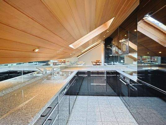 Moderne Küche mit viel Stauraum