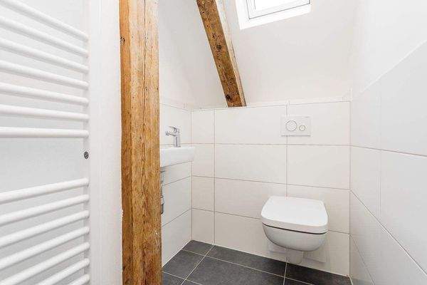 Praktisches Gäste-WC mit Fenster