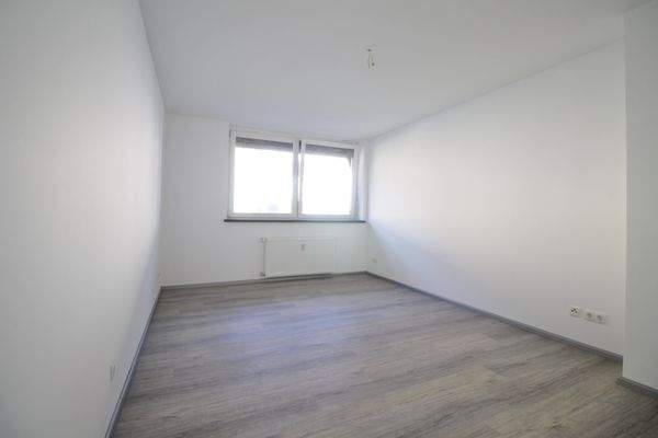 Wohnraum mit Blick zum Fenster