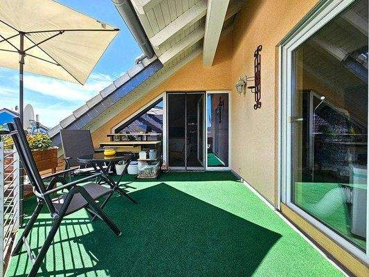 Geräumige Loggia mit Ausblick