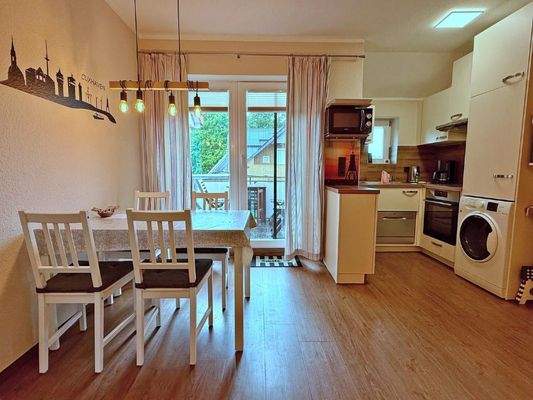 Wohn- und Esszimmer mit Balkon