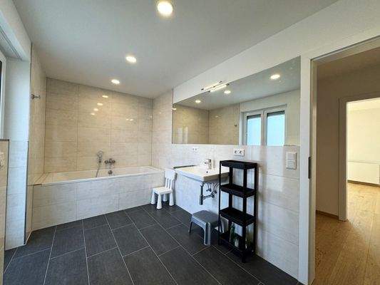 Bad OG mit Badwanne 2