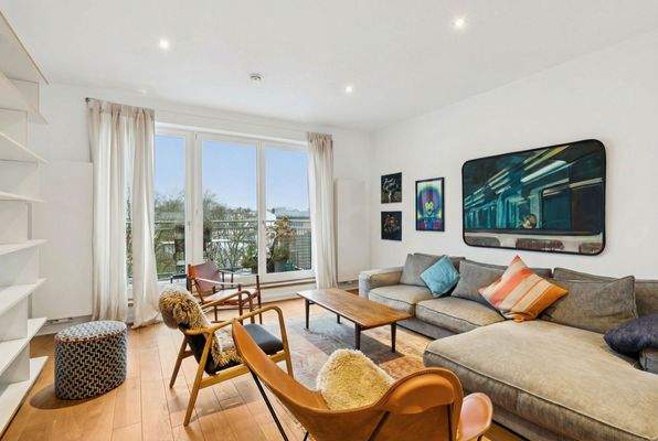 [KI-optimiertes Foto] Wohnbereich mit bodentiefen Fenstern