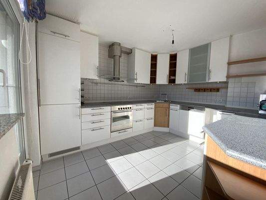 Küche mit Ausgang auf die Loggia