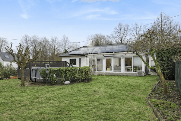 Rückansicht mit Wintergarten und Pool