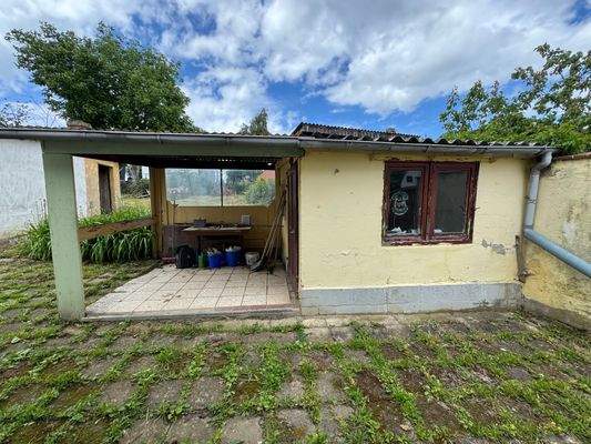 Schuppen mit Vordach